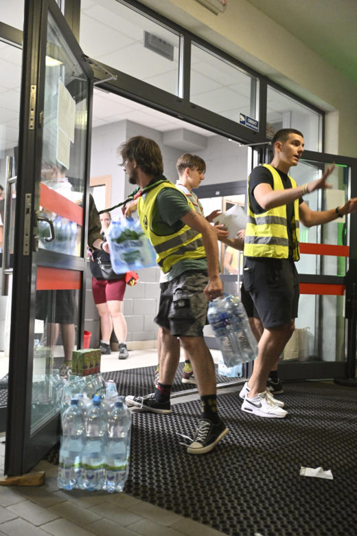 Pożar w Ząbkach. Wielkie poruszenie! Ludzie z całego miasta ruszyli z pomocą 