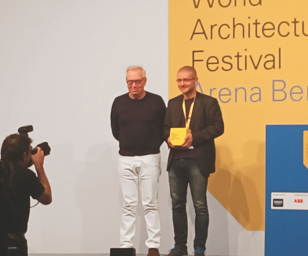 Robert Konieczny z główną nagrodą WAF 2016 za Budynek Świata £oku 2016 – Centrum Dialogu Przełomy w Szczecinie. Obok przewodniczący jury David Chipperfield; fot. KWK Promes