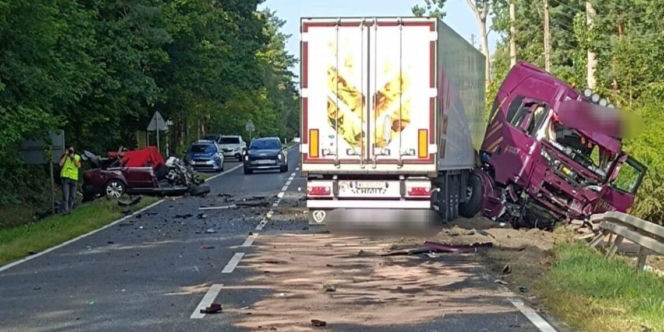 Śmiertelny wypadek w Stykowie na DK 42. Na miejscu zginął 23 letni mężczyzna