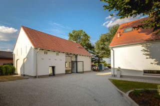 Powstała ze starej stodoły, a w auli jest szklana ściana. Architekci przekonali inwestorów, by wykorzystać nieużywane budynki. Szkoła w Opolu