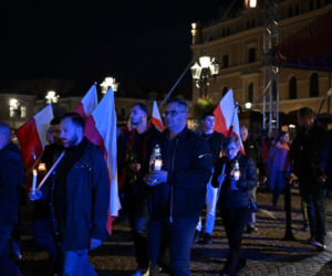 Marsz milczenia w Jarosławiu po ataku na księdza. Mieszkańcy w żałobie