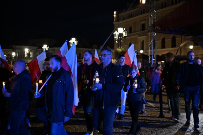 Marsz milczenia w Jarosławiu po ataku na księdza. Mieszkańcy w żałobie