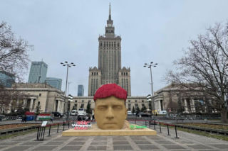 Gigantyczna rzeźba Maty wyrosła w centrum Warszawy. PKiN opanowany przez fanów