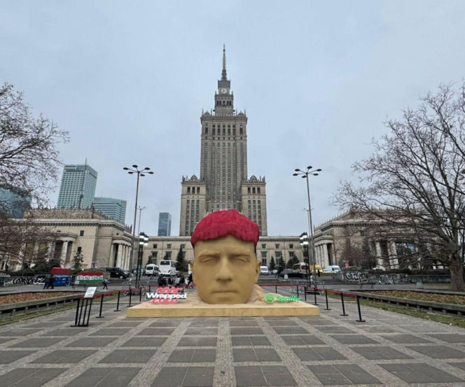 Gigantyczna rzeźba Maty wyrosła w centrum Warszawy. PKiN opanowany przez fanów