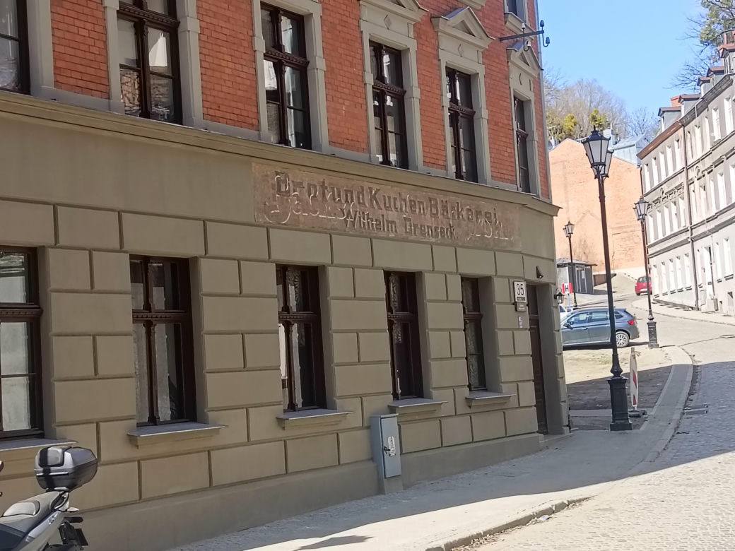 Tak zmieniła się Biskupia Górka. Zrewitalizowano kamienice. Zdjęcia przed i po 