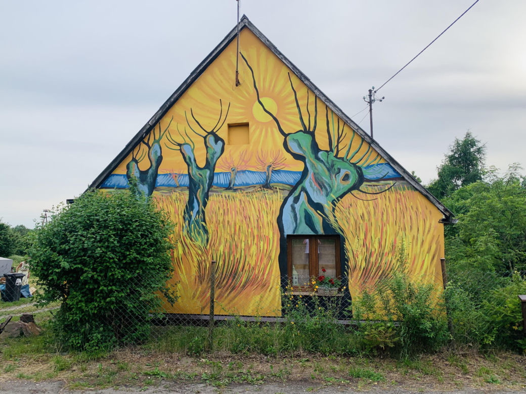 Kolorowe domy inspirowane twórczością Vincenta van Gogha zamieniły wieś liczącą zaledwie stu mieszkańców w prawdziwą atrakcję turystyczną