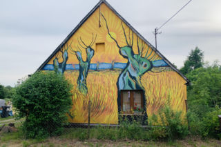 Kolorowe domy inspirowane twórczością Vincenta van Gogha zamieniły wieś liczącą zaledwie stu mieszkańców w prawdziwą atrakcję turystyczną