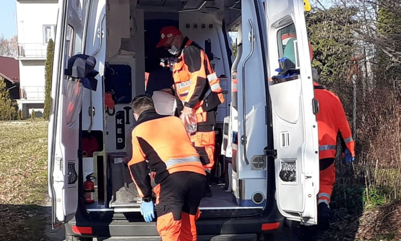 Służby uratowały życie seniorki z Woli Rzędzińskiej. O krok od tragedii w woj. małopolskim