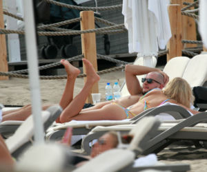 Kurek wyleguje się na plaży po igrzyskach