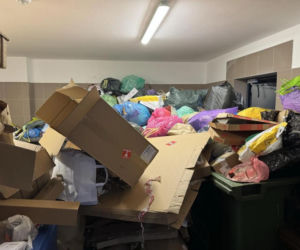 Śmieci wylewają się ze śmietników w Warszawie