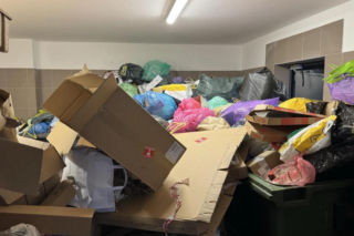 Śmieci wylewają się ze śmietników w Warszawie