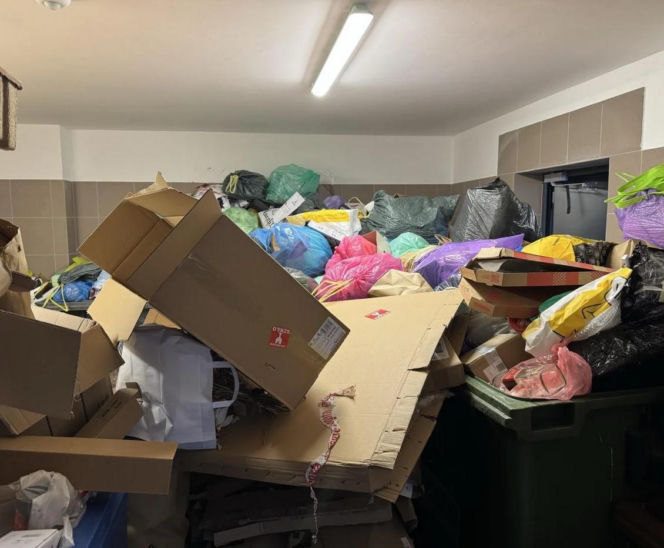 Śmieci wylewają się ze śmietników w Warszawie