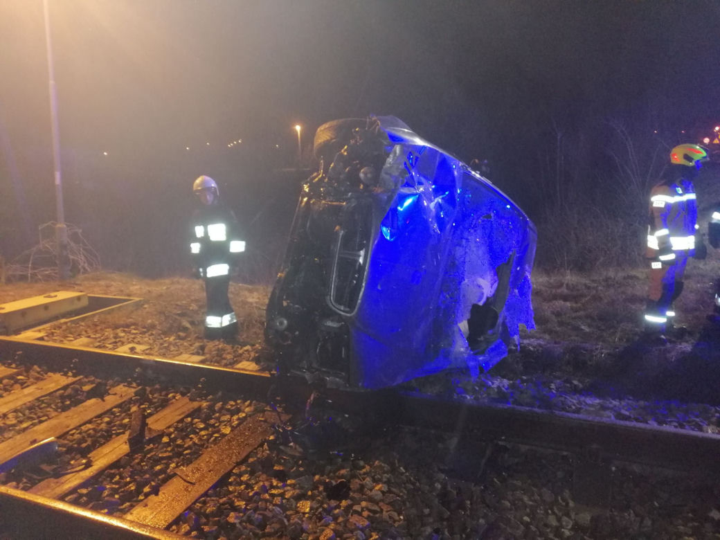 Groźny wypadek w łódzkim: 23-latek wjechał w budkę dróżnika i DACHOWAŁ na torach [ZDJĘCIA]
