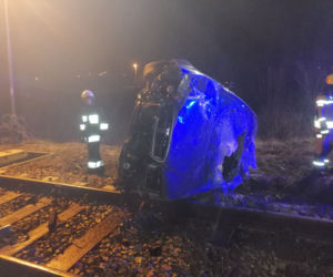 Groźny wypadek w łódzkim: 23-latek wjechał w budkę dróżnika i DACHOWAŁ na torach [ZDJĘCIA]