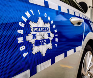Policyjna gwiazda z hasłem „Pomagamy i Chronimy