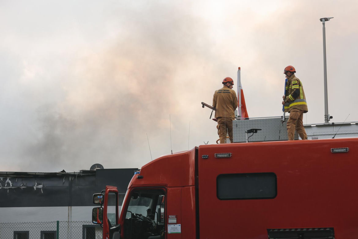 Wciąż płoną hale produkcyjne w Małopolsce. Strażacy apelują o nieotwieranie okien 