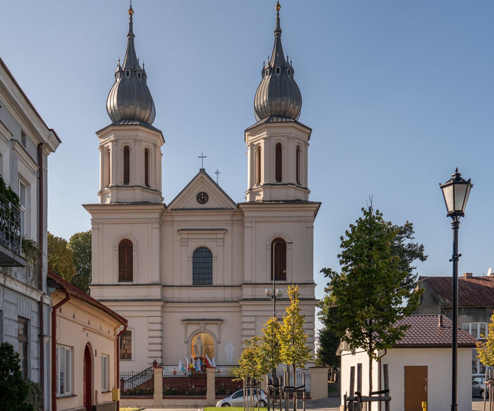 Neoromański kościół pw. Bożego Ciała w Słomnikach z dwiema wysokimi wieżami. O historii miasta przeczytasz na Eska Kraków.