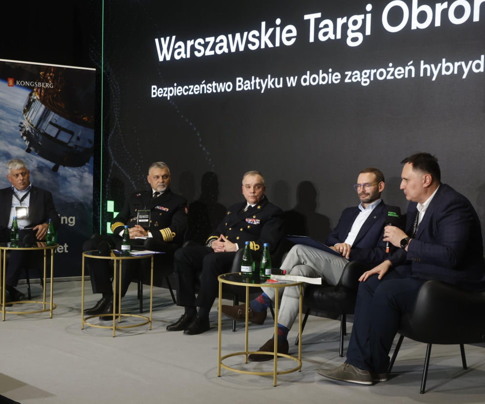 Panel dyskusyjny Bezpieczeństwo Bałtyku w dobie zagrożeń hybrydowych na Warszawskich Targach Obronnych. Widoczni Mariusz Cielma, kontradmirał Włodzimierz Kułagin, komandor Bogdan Tomaszycki, kom. rez. Radosław Rychter i Jan Grabowski. Więcej o ich wypowiedziach przeczytasz na naszym portalu.
