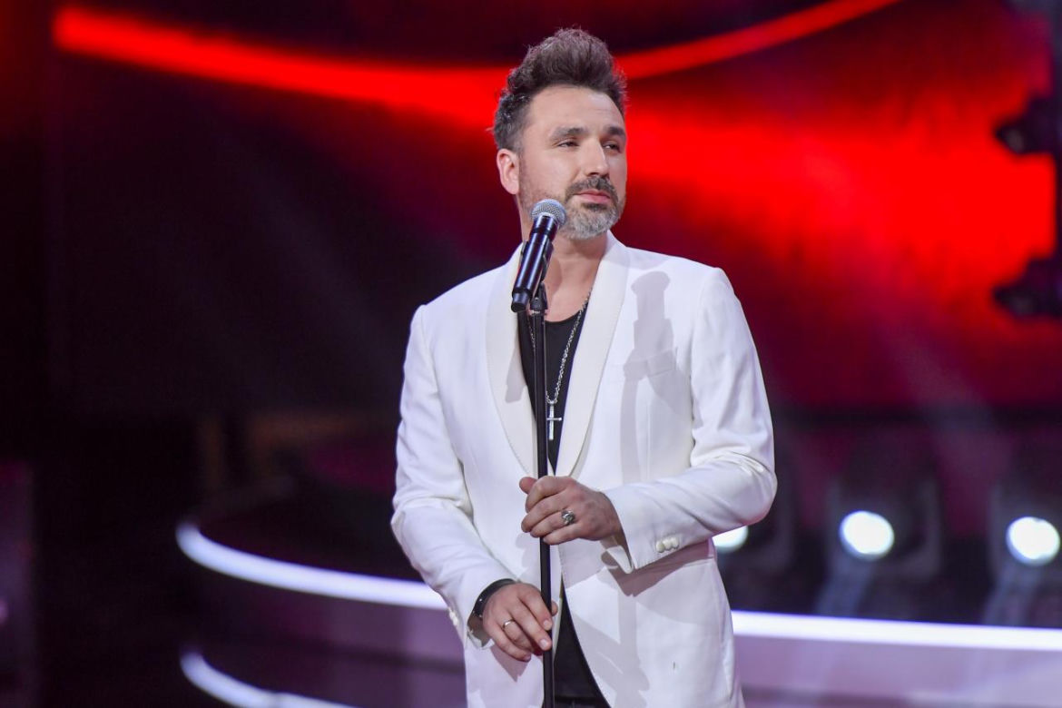 Niecodzienne sceny na warszawskim lotnisku. Zwycięzca "The Voice of Poland" zaśpiewał hymn czasów PRL-u 