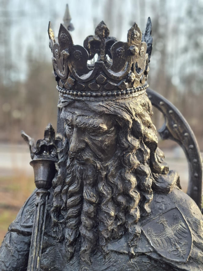 Nowa perełka Świętokrzyskiego. Posągi królów Polski obok legendarnego Dębu Bartka