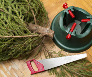 Jak zamontować choinkę w stojaku - poradnik krok po kroku