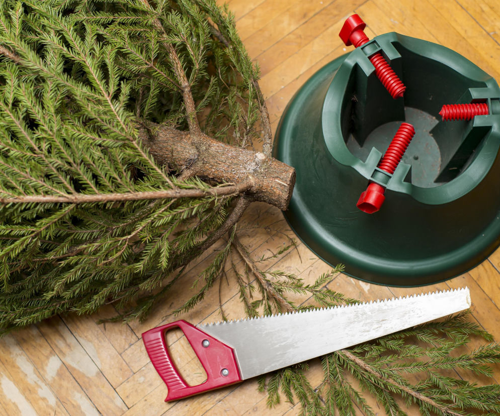 Jak zamontować choinkę w stojaku - poradnik krok po kroku