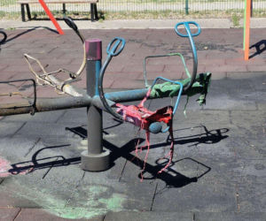 8-latek podpalił plac zabaw przy ul. Wyszyńskiego w Toruniu