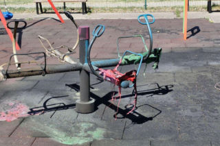 8-latek podpalił plac zabaw przy ul. Wyszyńskiego w Toruniu