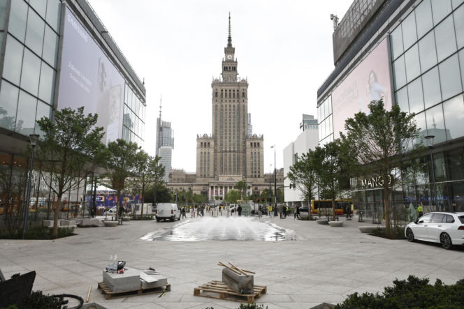 Fontanna w miejscu tunelu na Złotej. Trwają ostatnie prace