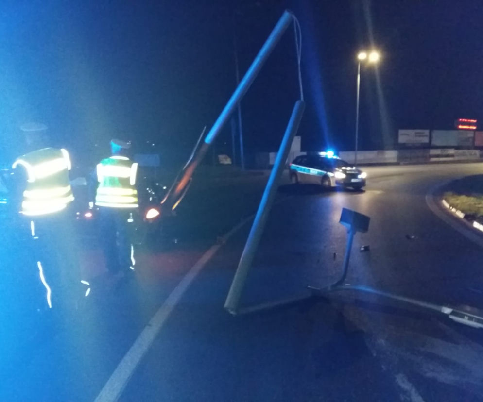 Kierowca BMW ściął w latarnie