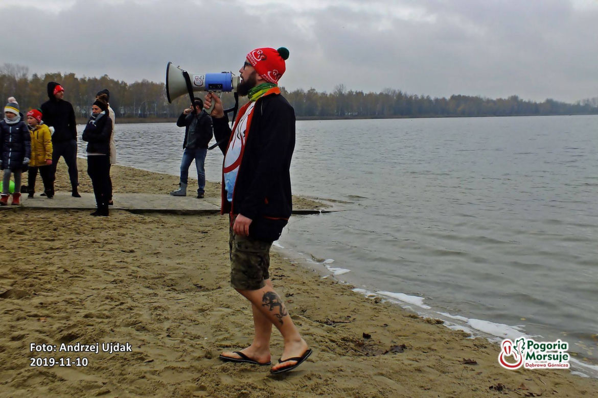 Pogoria Morsuje. Dąbrowskie morsy rozpoczęły sezon i zapraszają do lodowatych kąpieli [ZDJĘCIA, WIDEO]