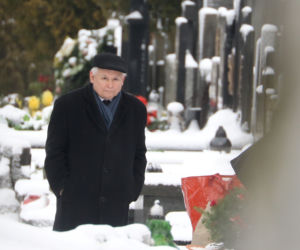 JAROSŁAW KACZYŃSKI NA GROBIE MATKI