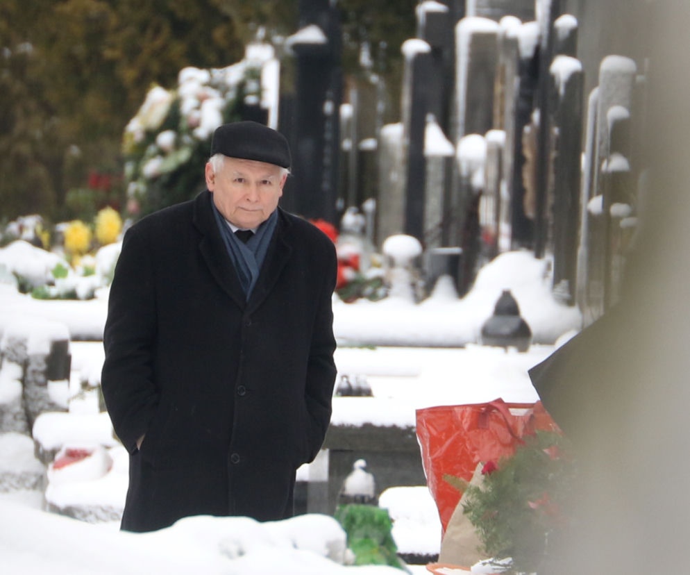 JAROSŁAW KACZYŃSKI NA GROBIE MATKI