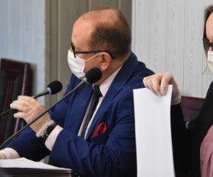 Sesja w czasie zarazy. Radni w maseczkach i rękawiczkach debatowali o... funduszu sołeckim!