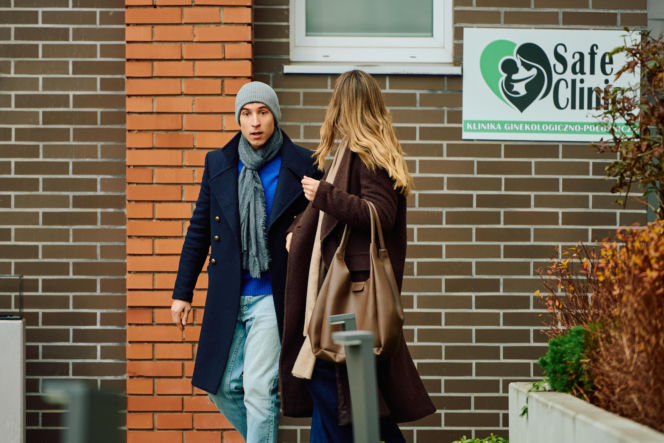 "Na Wspólnej", odcinek 4169: Oskarżenie o korupcję wywołuje skandal w sądzie, a Mariusz traci panowanie nad sobą