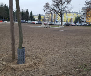 To nie przypadek. Krzyż i zapory przeciwczołgowe na skwerze przy WKU w Lesznie