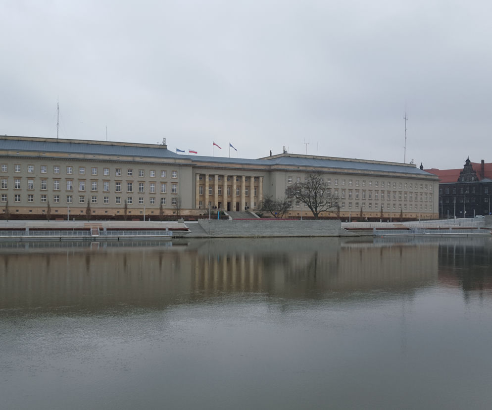 Urząd wojewódzki widziany z Odry