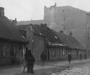 Ciemne ulice, podejrzane zaułki... Tak wyglądała najgroźniejsza dzielnica Warszawy [GALERIA]
