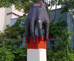 Gigantyczny zegarek na rękę w Hansaviertel