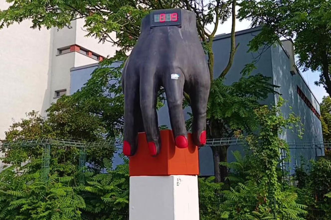 Gigantyczny zegarek na rękę w Hansaviertel