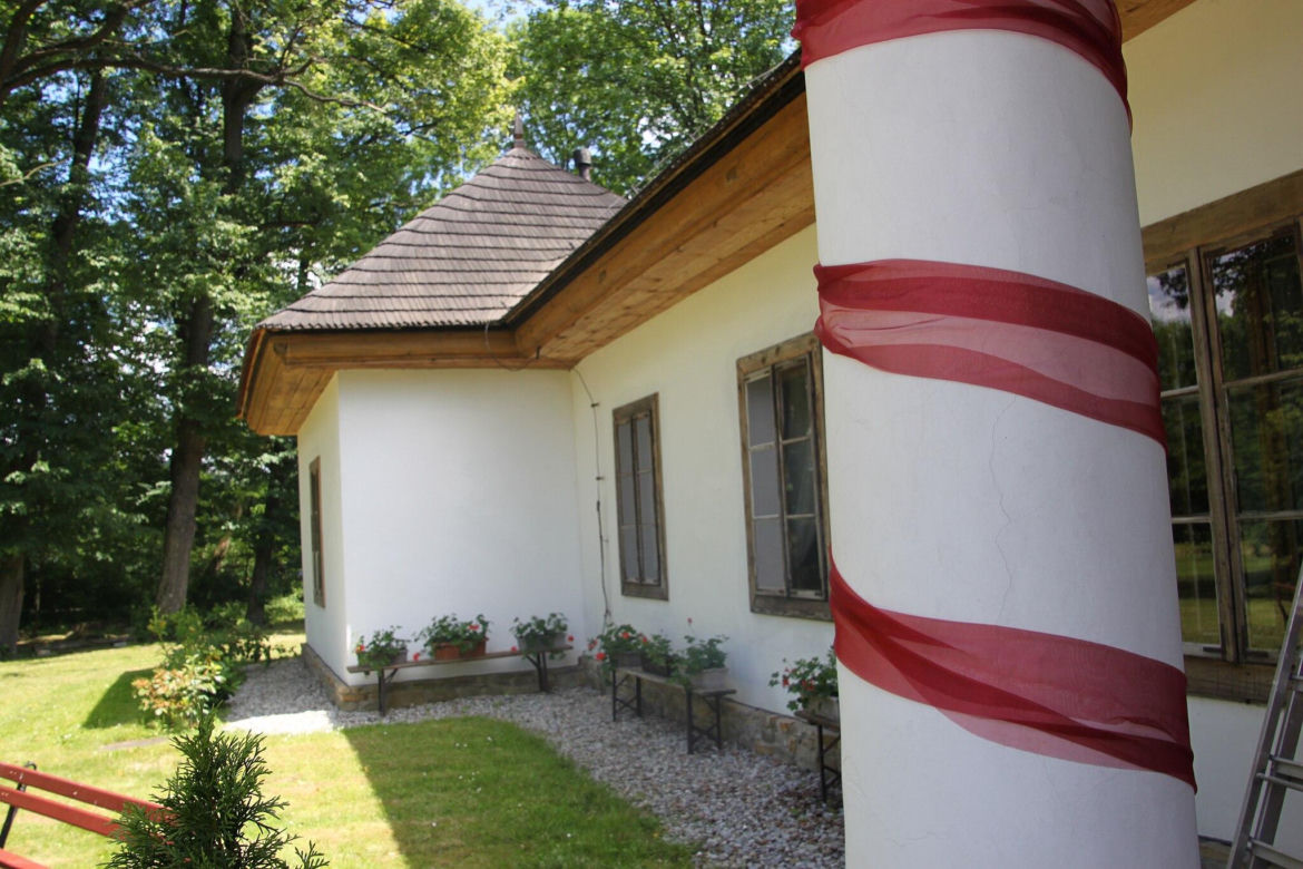 To sławny dwór w Małopolsce. Skrywa mrożącą krew w żyłach tajemnicę