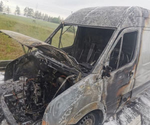 Pożar busa na obwodnicy S51. Auto spłonęło doszczętnie [ZDJĘCIA]