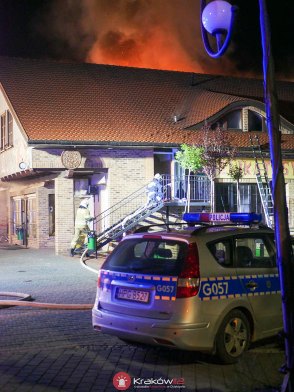 Pożar delikatesów w Michałowicach. Kłęby gęstego dymu było widać z daleka