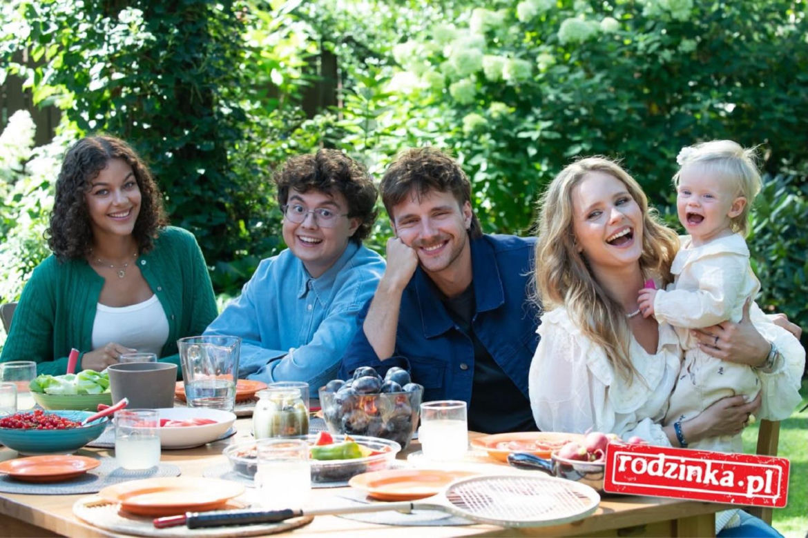 Rodzinka.pl nowy 19 sezon. Magda (Olga Kalicka), Tomek (Maciej Musiał), ich córka Nikola (Aniela), Kacper (Mateusz Pawłowski), Zosia (Emilia Dankwa)