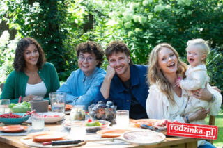 Rodzinka.pl nowy 19 sezon. Magda (Olga Kalicka), Tomek (Maciej Musiał), ich córka Nikola (Aniela), Kacper (Mateusz Pawłowski), Zosia (Emilia Dankwa)
