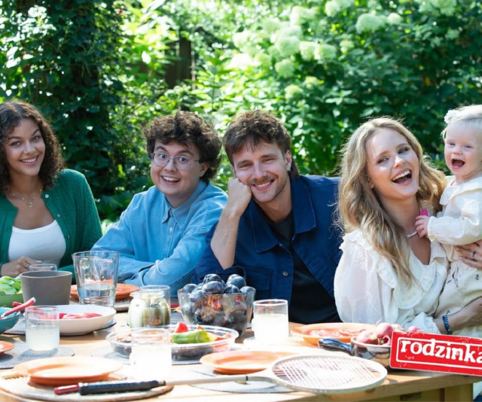 Rodzinka.pl nowy 19 sezon. Magda (Olga Kalicka), Tomek (Maciej Musiał), ich córka Nikola (Aniela), Kacper (Mateusz Pawłowski), Zosia (Emilia Dankwa)