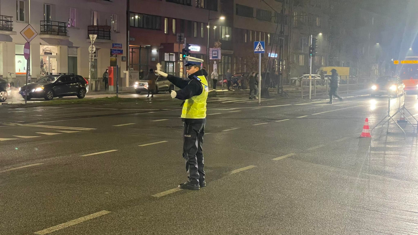Gigantyczne utrudnienia na Pradze! Woda podmyła jezdnię na Grochowskiej. Policjanci kierują ruchem	