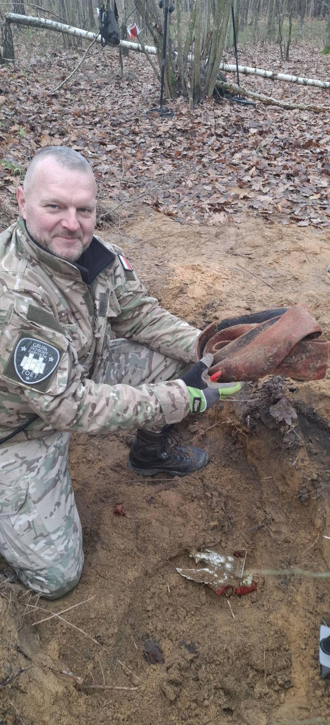 Sensacyjne odkrycie w starachowickim lesie! Pod ziemią przeleżało ponad 80 lat