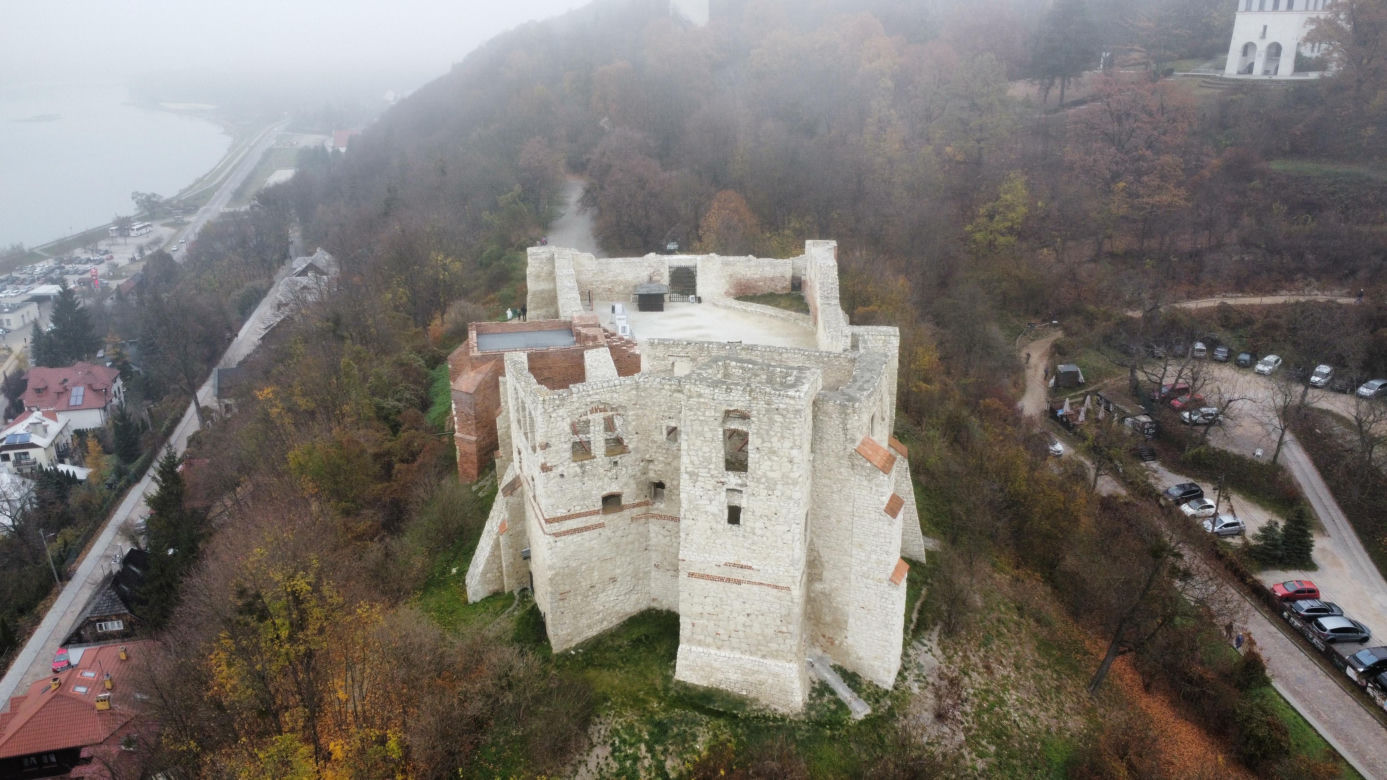 Mglisty Kazimierz Dolny w obiektywie. Miasteczko nad Wisłą przyciąga turystów nawet późną jesienią