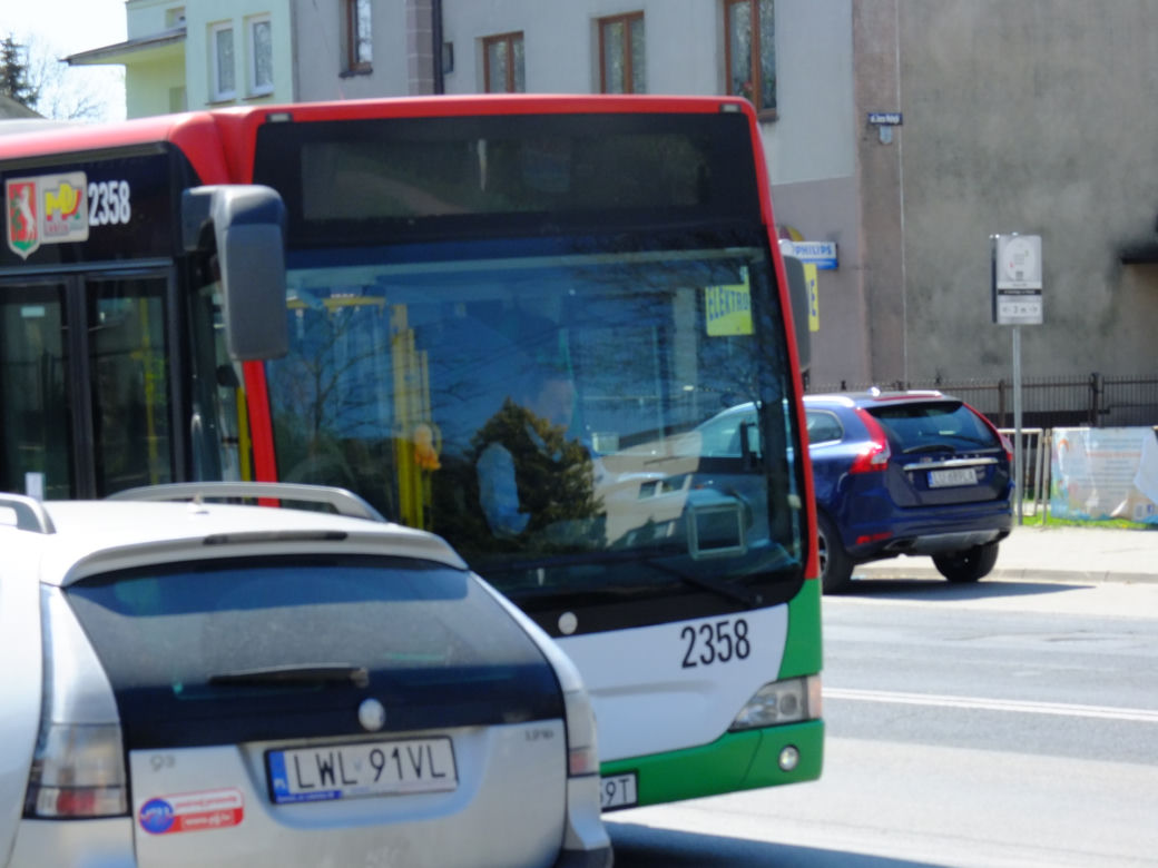 Lublin. Darmowy autobus dowozi wiernych pod drzwi kościoła. Pomysł proboszcza to HIT!